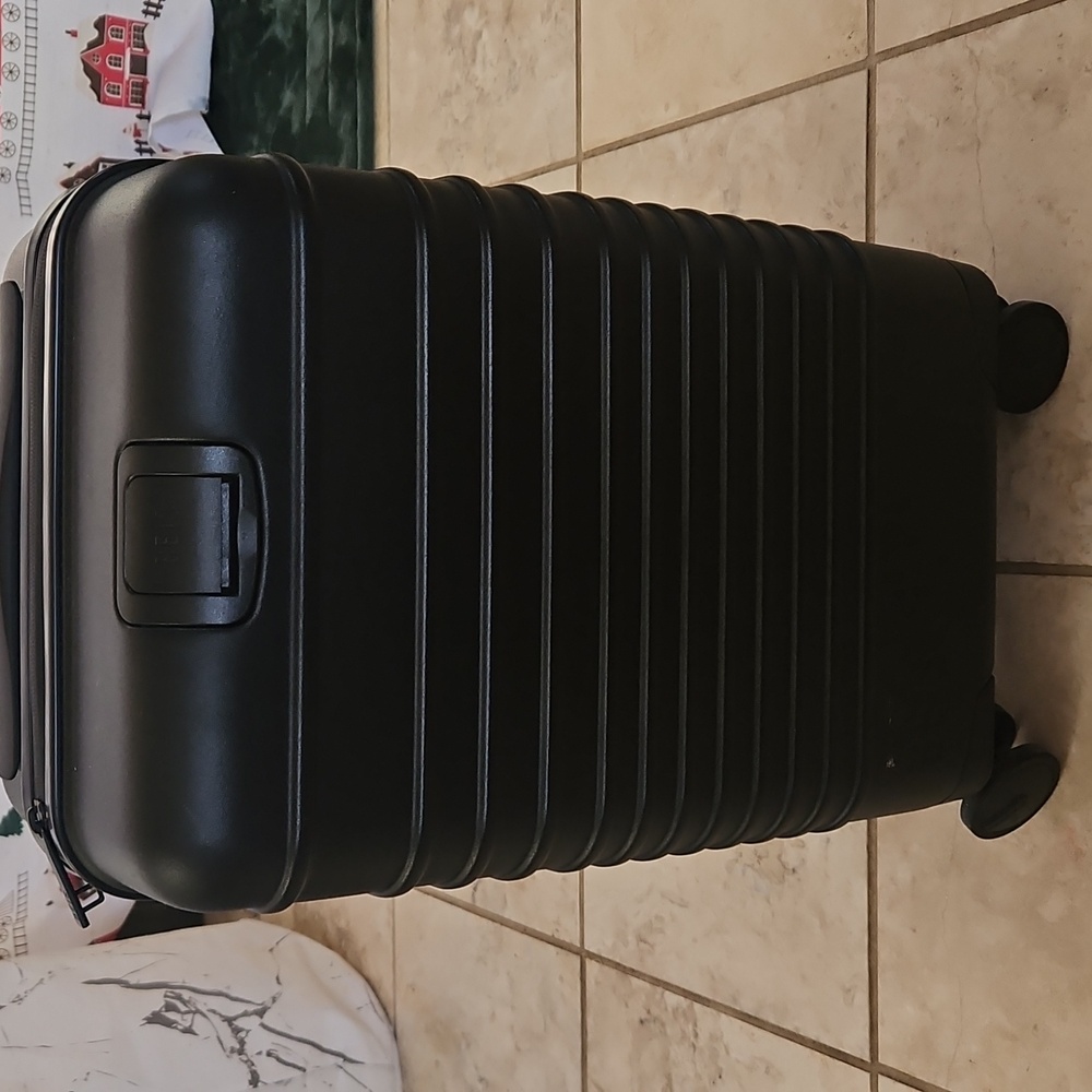 Beis international carry on luggage black